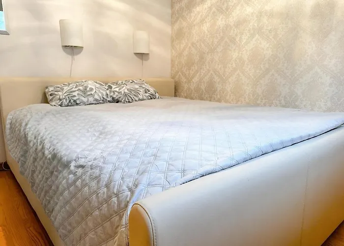 Stylish 1br Kalaranna, Walk To Old Town, Port, Cafés *