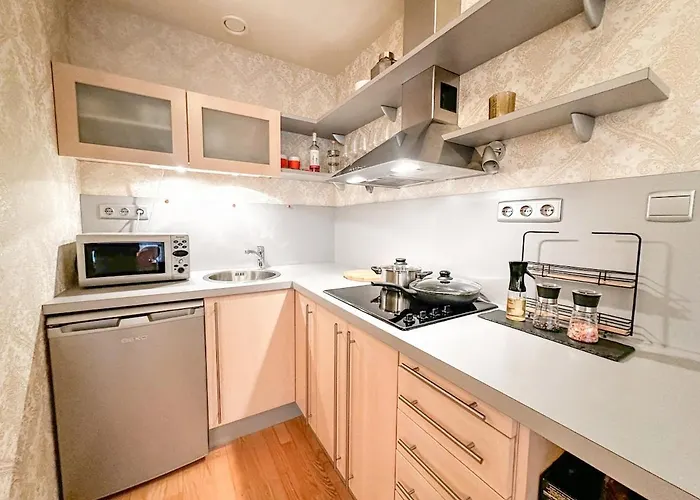 Apartamento Stylish 1br Kalaranna, Walk To Old Town, Port, Cafés Tallin